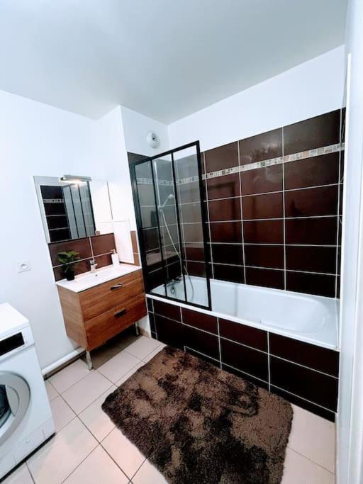 Lotus: Disney-adjacent Retreat With Free Parking And Wi-fi * Chessy (Seine-et-Marne)