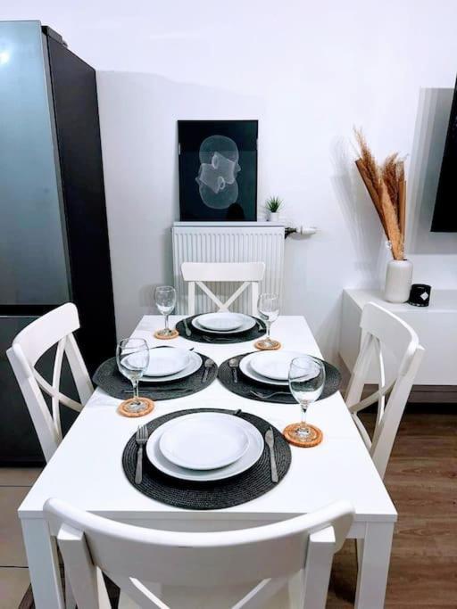 Lotus: Disney-adjacent Retreat With Free Parking And Wi-fi Chessy (Seine-et-Marne)