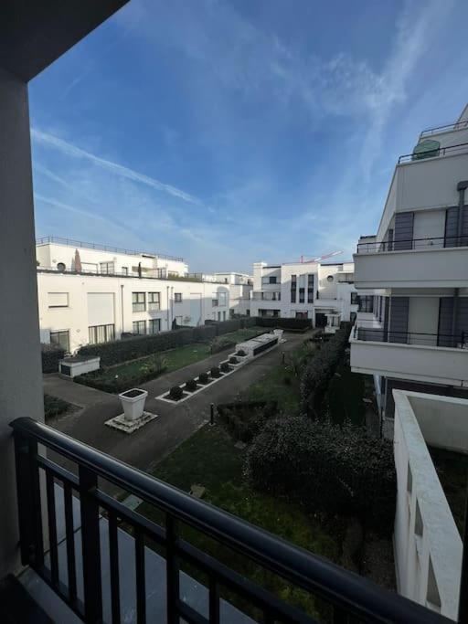 Apartment Lotus: Disney-adjacent Retreat With Free Parking And Wi-fi Chessy (Seine-et-Marne)
