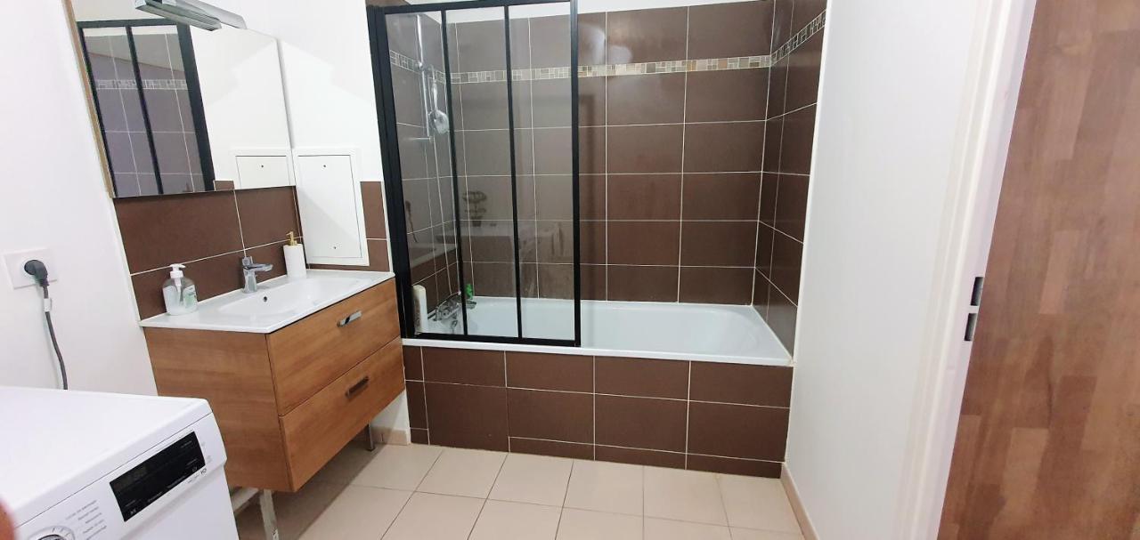 Lotus: Disney-adjacent Retreat With Free Parking And Wi-fi Chessy (Seine-et-Marne)